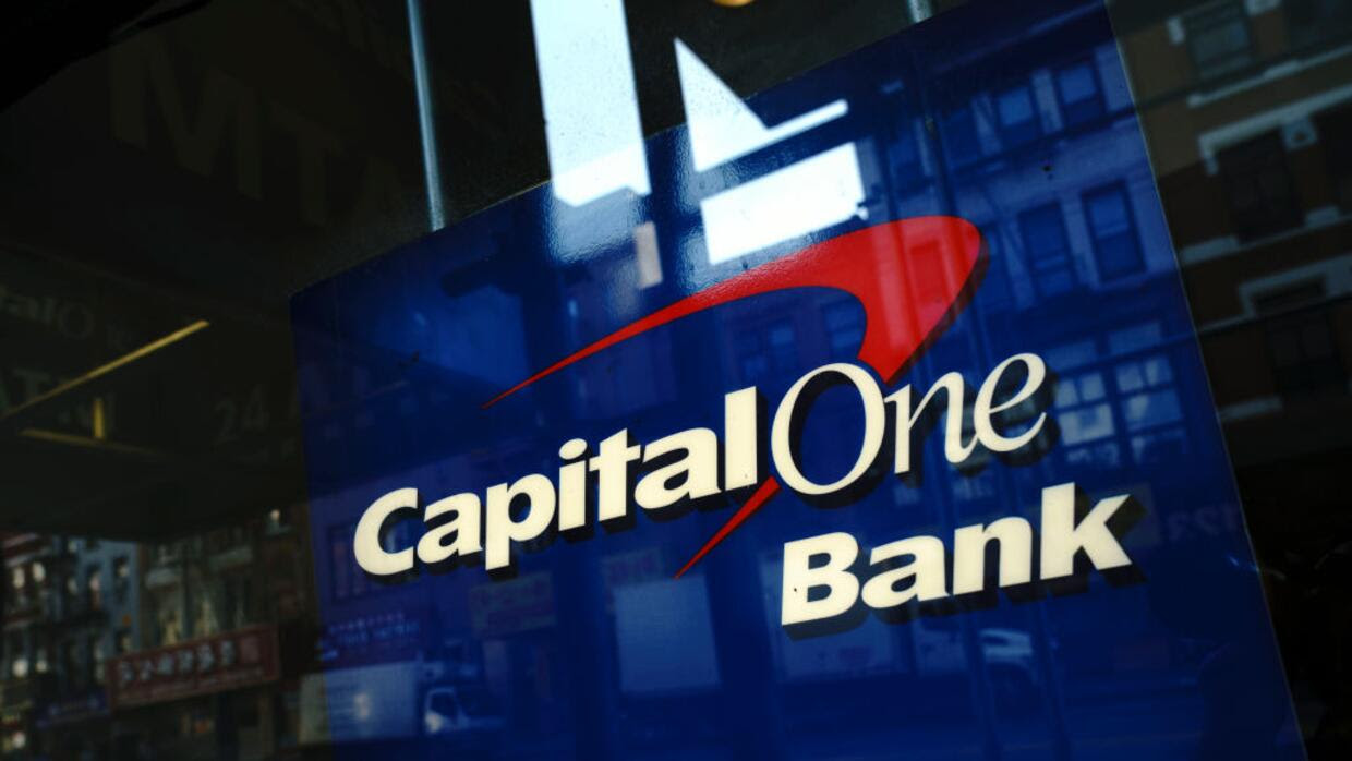 Demandan a Capital One por ofrecer tasas de interés engañosas en cuentas de ahorro, según el regulador