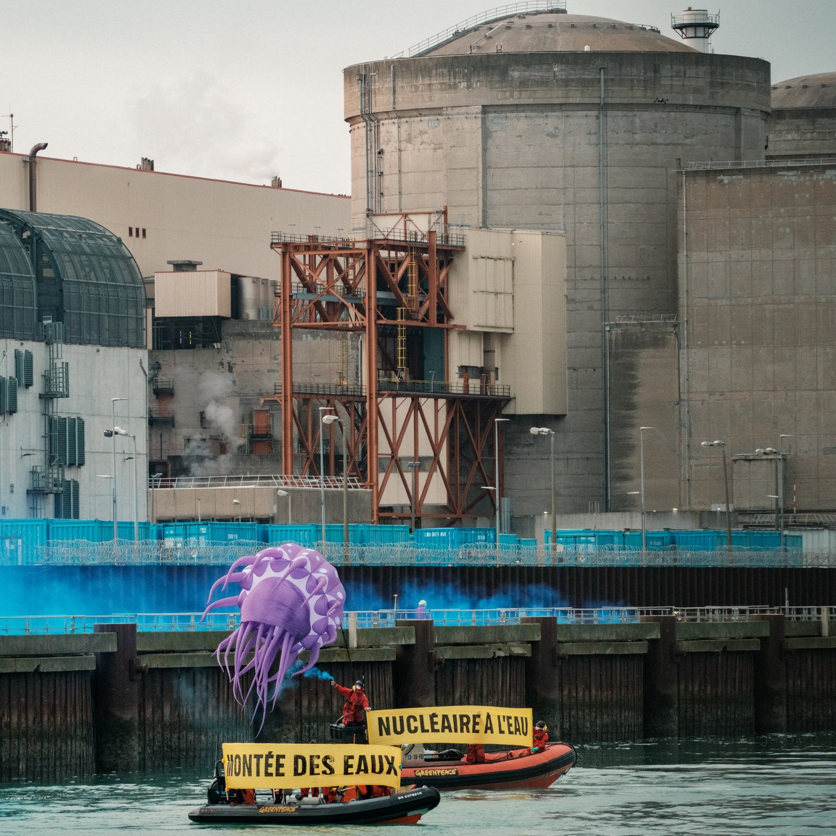 Zodiacs de Greenpeace devant la centrale de Gravelines