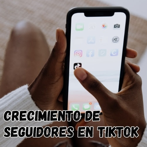 Persona che guarda l'app TikTok sul proprio telefono.