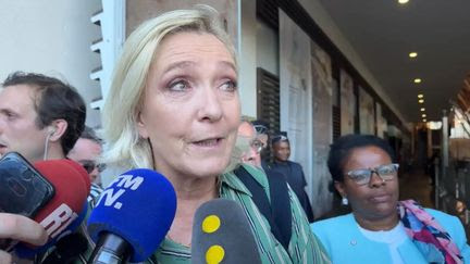 Mayotte : le plan gouvernemental de reconstruction 'ne va pas assez loin', estime Marine Le Pen à son arrivée sur place