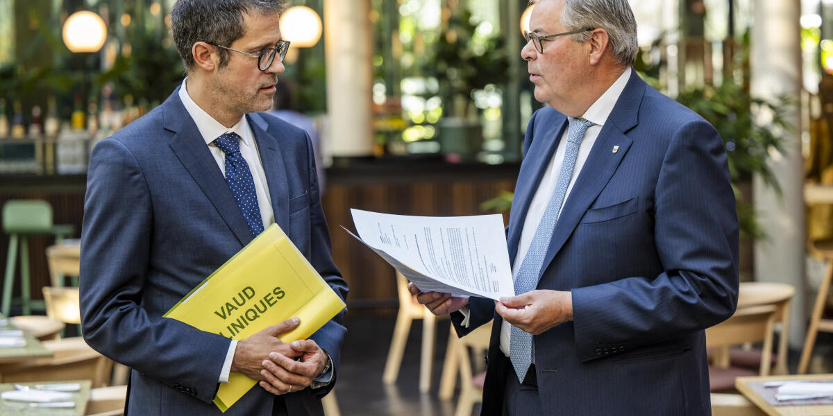 Jerome Simon-Vermot, gauche, Secretaire general de Vaud Cliniques et Marc-Olivier Buffat, droite, President de Vaud Cliniques, posent lors d'une conference de presse sur le financement de la sante, de Vaud Cliniques, association des cliniques privees du canton de Vaud le jeudi 19 septembre 2024 a Lausanne. (KEYSTONE/Jean-Christophe Bott)