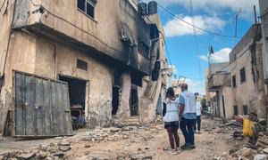 Trabajadores humanitarios evalúan los daños luego del bombardeo israelí a un campo de refugiados en Jenin. (Archivo)