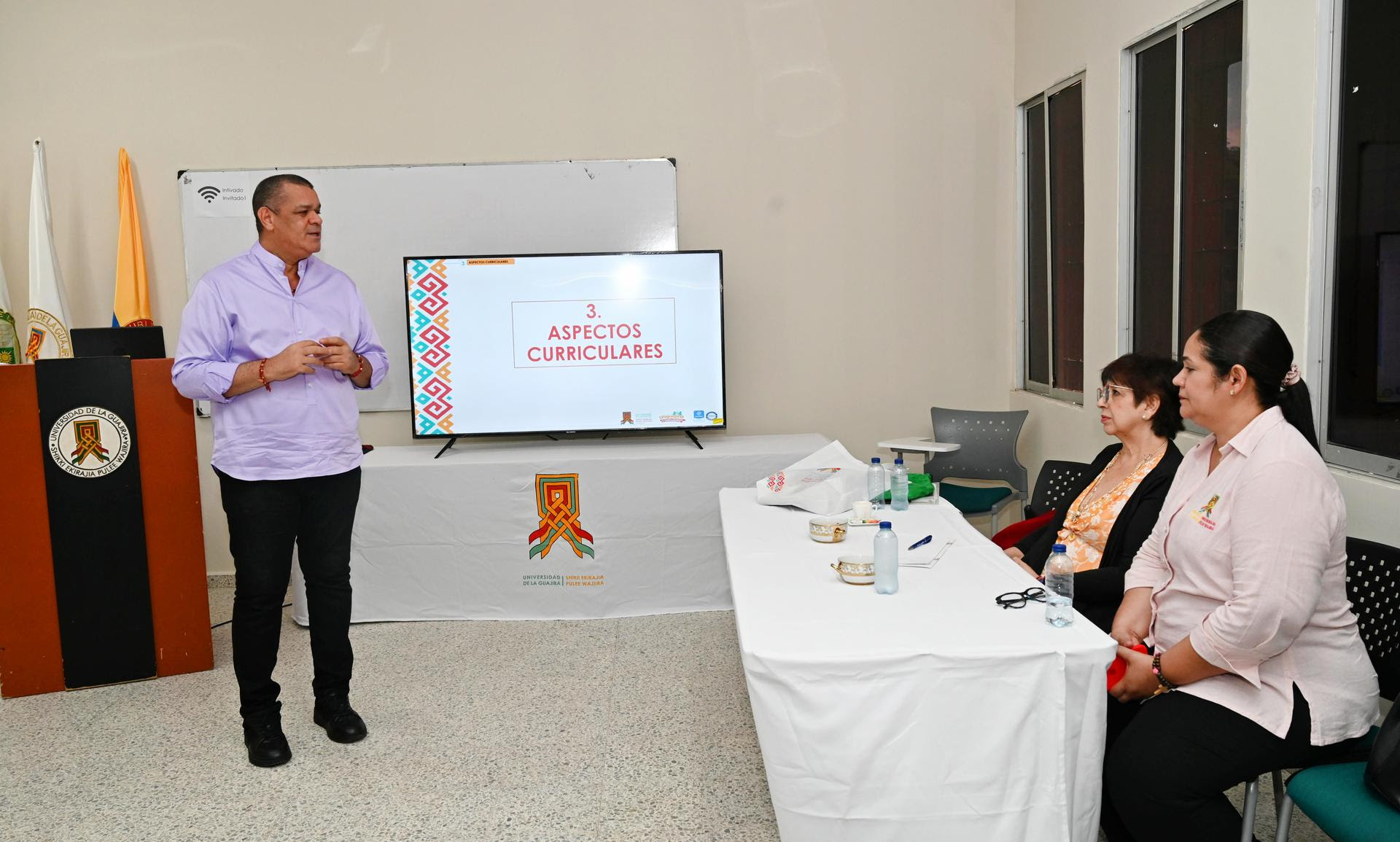 El rector Carlos Arturo Robles Julio, la directora de la sede y la par académica revisando los aspectos curriculares de los nuevos programas en el proceso de evaluación institucional.