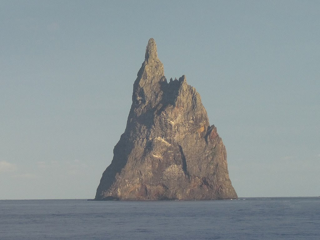 La forma colosal de la Pirámide de Ball tiene una altura de 572 metros sobre el nivel del mar.