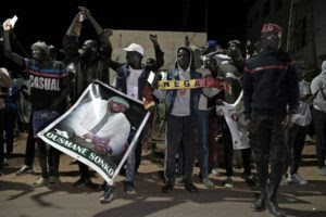 1662999 des dakarois celebrent la liberation d ousmane sonko et de bassirou diomaye faye deux opposants politiques