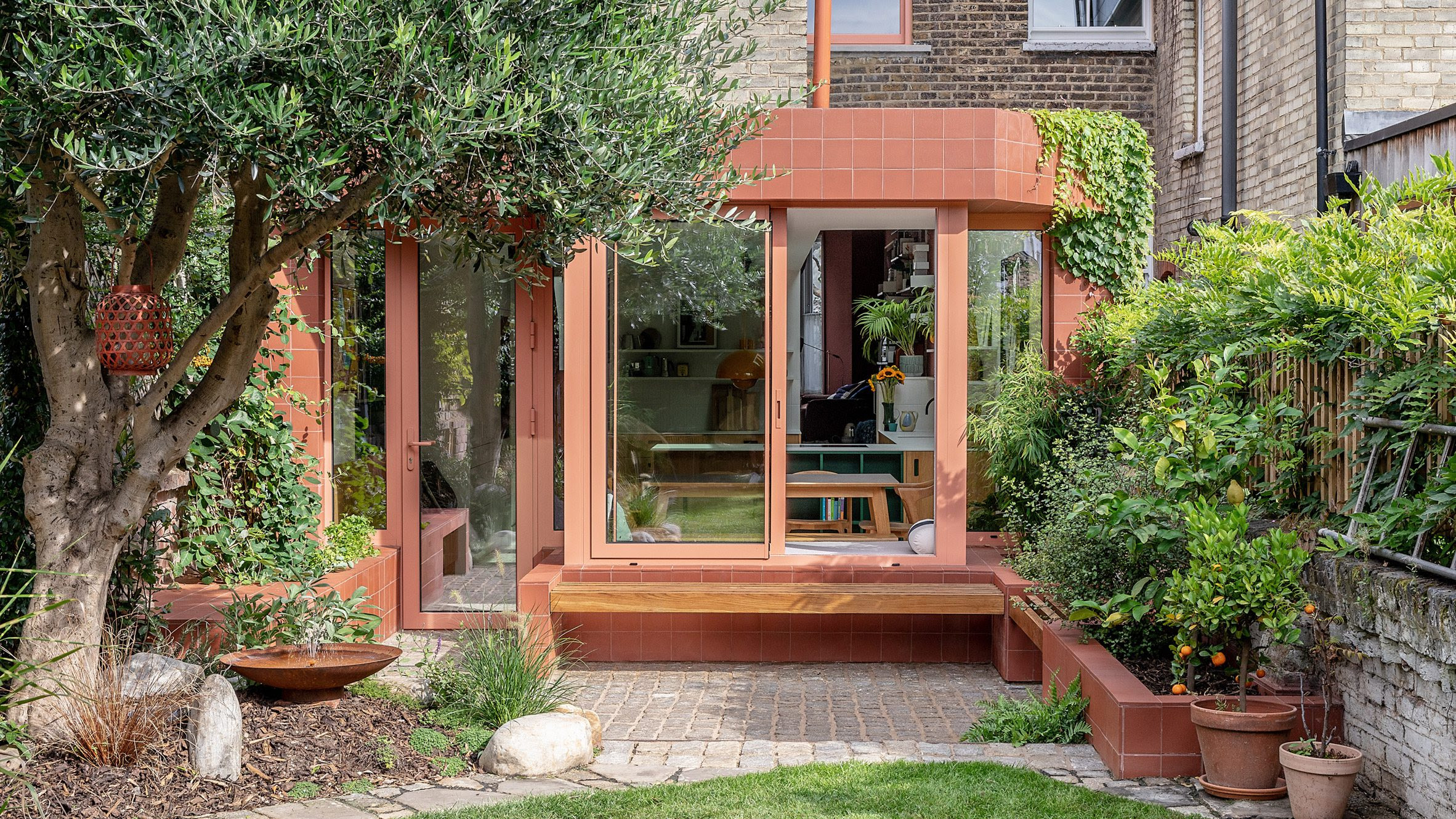 Aden Grove es una casa victoriana adosada en el área de Newington Green cuya reforma ha sido llevada a cabo por el estudio Emil Eve Architects.