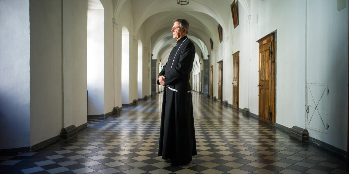 Le nouvel Abbe Jean Scarcella pose pour le photographe avant la presentation a la presse du nouvel Abbe de l'abbaye de Saint-Maurice ce vendredi 22 mai 2015. (KEYSTONE/Olivier Maire)