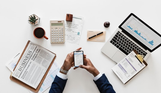 Business news table - 123RF
