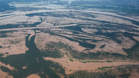 Imágenes aéreas muestran la magnitud de las inundaciones en Rio Grande do Sul de Brasil – vídeo