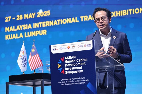 The Honourable Mr Steven Sim Chee Keong, Minister of Human Resources Malaysia (KESUMA) delivering his officiating speech.