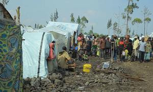 Personas que huyeron de sus hogares a causa de la violencia siguen viviendo en un campamento en Goma, República Democrática del Congo.