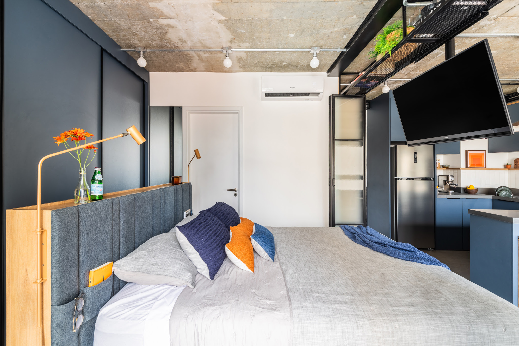 No dormitório do studio, a arquiteta Júlia Guadix conseguiu colocar uma cama queen, sem comprometer a circulação no ambiente. | Projeto: Studio Guadix | Foto: Guilherme Pucci