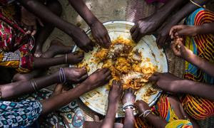 Niños comiendo su almuerzo en una aldea en Tagal, Chad.