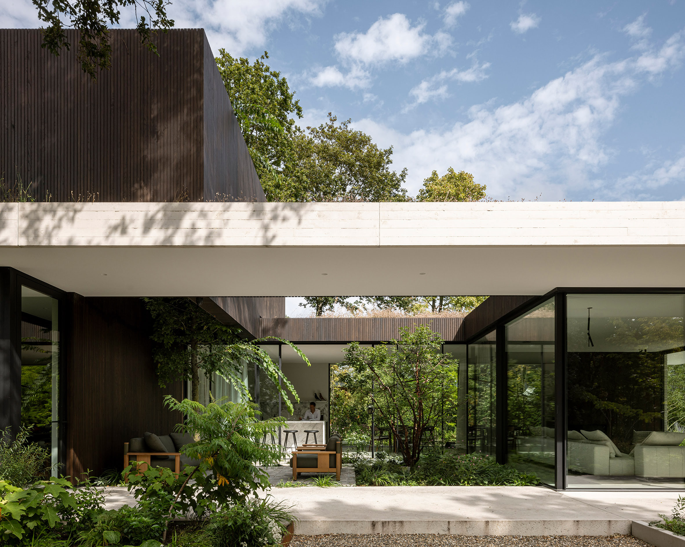 La Hidden Villa está diseñada por el estudio holandés i29 y está ubicada sobre el solar que antes ocupaba un antiguo hospital cerca del Mar del Norte.
