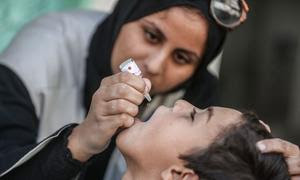 Un niño recibe una dosis de la vacuna de la polio en Gaza.