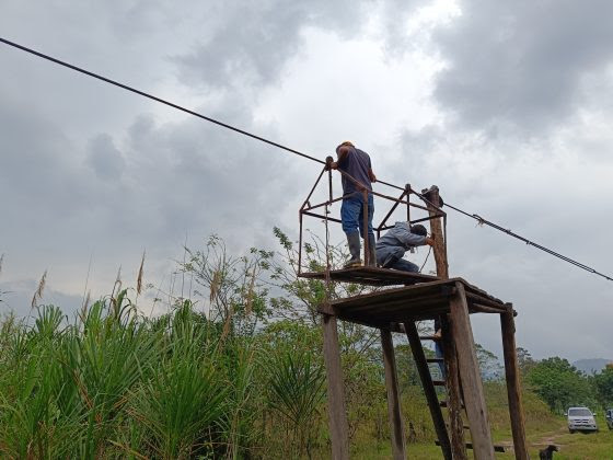 Habitantes de Camirí en Táchira arriesgan la vida al cruzar el río Torbes con una tirolina