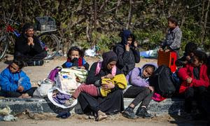 Familias palestinas desplazadas de Jan Yunis esperan al borde de la carretera a sus maridos y padres detenidos. 
