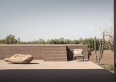 Al utilizar la misma tierra del lugar, los arquitectos han logrado una simbiosis sorprendente entre arquitectura y naturaleza.