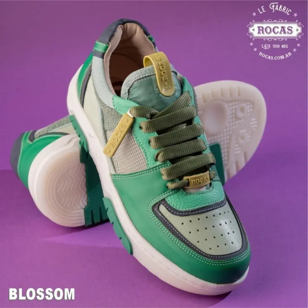 Foto de unas zapatillas en color verde.