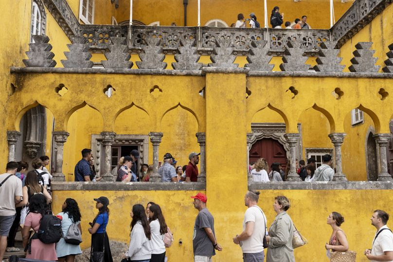 Los turistas hacen cola para visitar el interior del Palacio de Pena en Sintra, cerca de Lisboa 