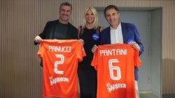 Christian Panucci e Ubaldo Pantani insieme a Eleonora Daniele durante la presentazione della Partita del Cuore