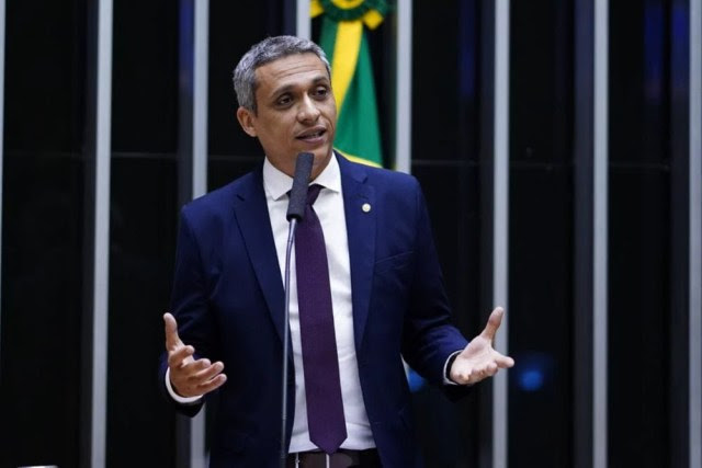 Deputado Gustavo Gayer (PL-GO) em sessão do plenário na Câmara dos Deputados