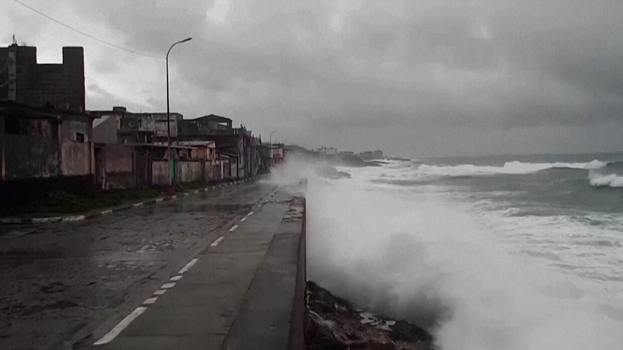 Fuertes lluvias y marea alta por el huracán Oscar en Cuba