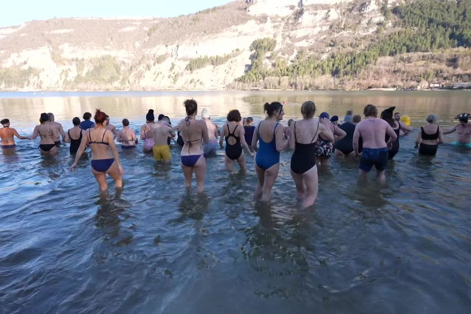 EN IMAGES. 'Eau à 4 degrés, baignade à vos risques et périls', les baigneurs givrés du jour de l'an ont tout de même plongé