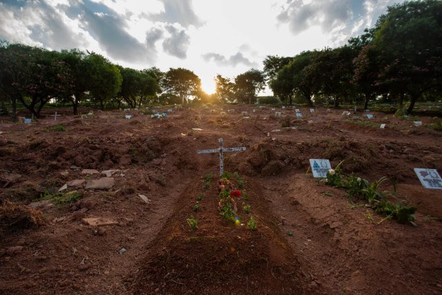 Túmulos de pessoas mortas durante a pandemia de covid-19 no cemitério Vila Nova Cachoeirinha, na zona norte da cidade de São Paulo