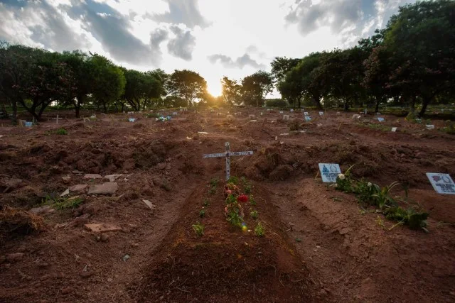 Túmulos de pessoas mortas durante a pandemia de covid-19 no cemitério Vila Nova Cachoeirinha, na zona norte da cidade de São Paulo