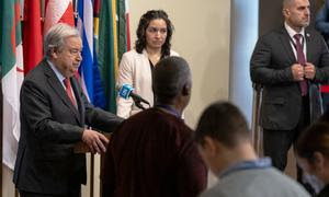 El Secretario General de la ONU, António Guterres (izquierda), se dirige a los medios de comunicación en la sede de la ONU tras el anuncio de un alto el fuego en Gaza.