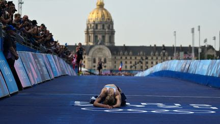 L'arrivée triomphale et historique sur le Pont Alexandre III de Cassandre Beaugrand, médaille d'or en triathlon aux JO de Paris 2024