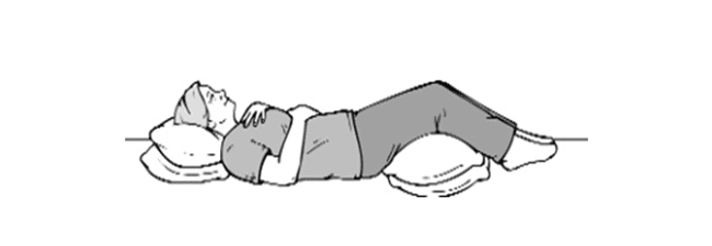 Schéma d'une personne allongée avec une main sur la poitrine et une sur le ventre