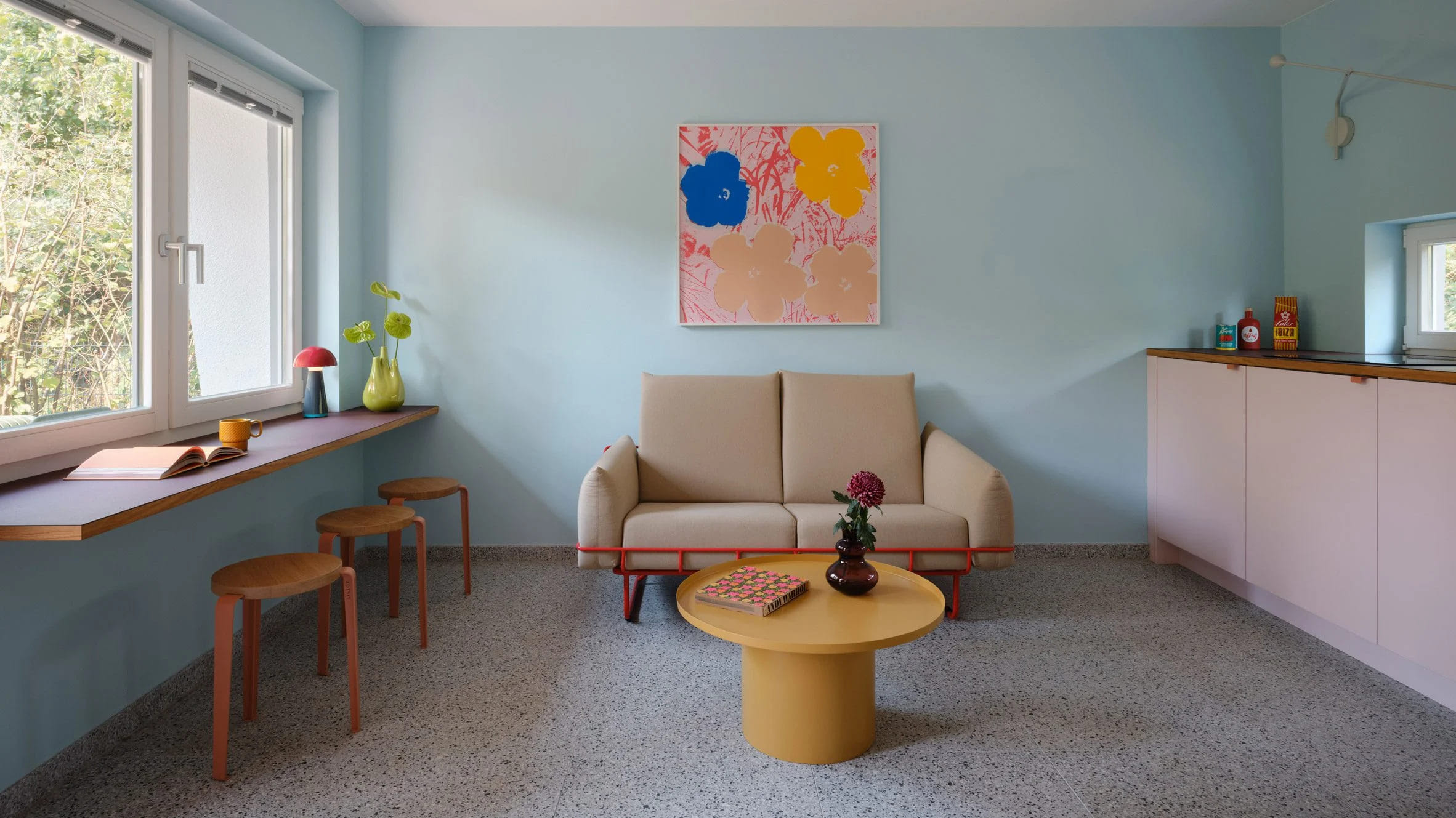 El bungalow, situado en Trechwitz, fue construido en 1964 como parte de una finca vacacional socialista y ha sido reformado por Jan Winkelmann y Julia Carloff-Winkelmann.