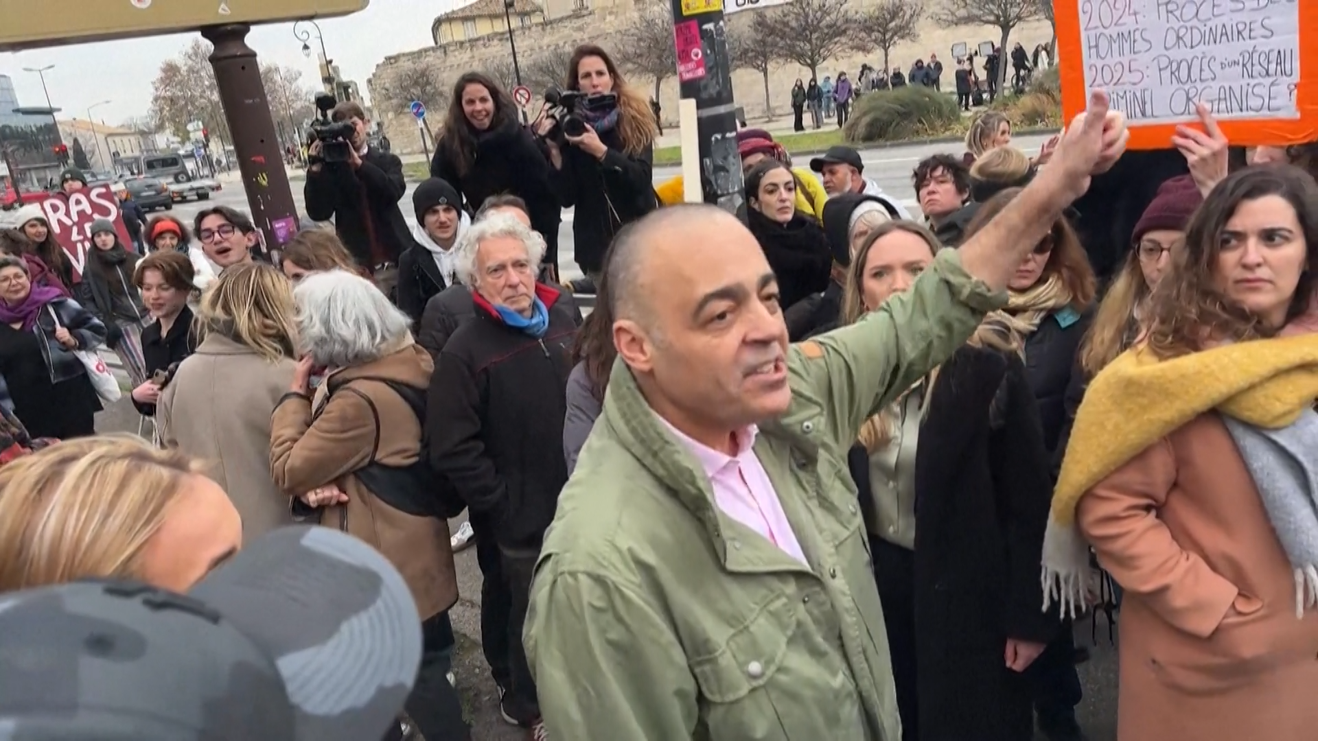 Après le verdict du procès de Mazan, l'avocat d'un condamné provoque des manifestantes