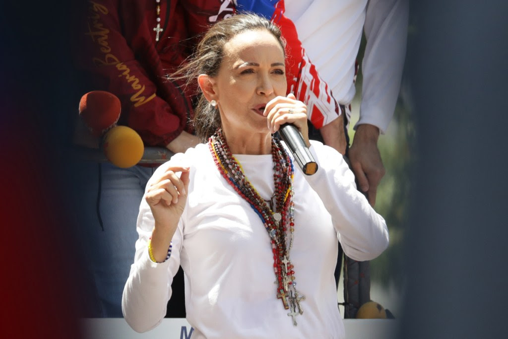 María Corina Machado hablando en una marcha