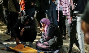 Los palestinos de Jan Yunis entierran a sus muertos en fosas improvisadas.