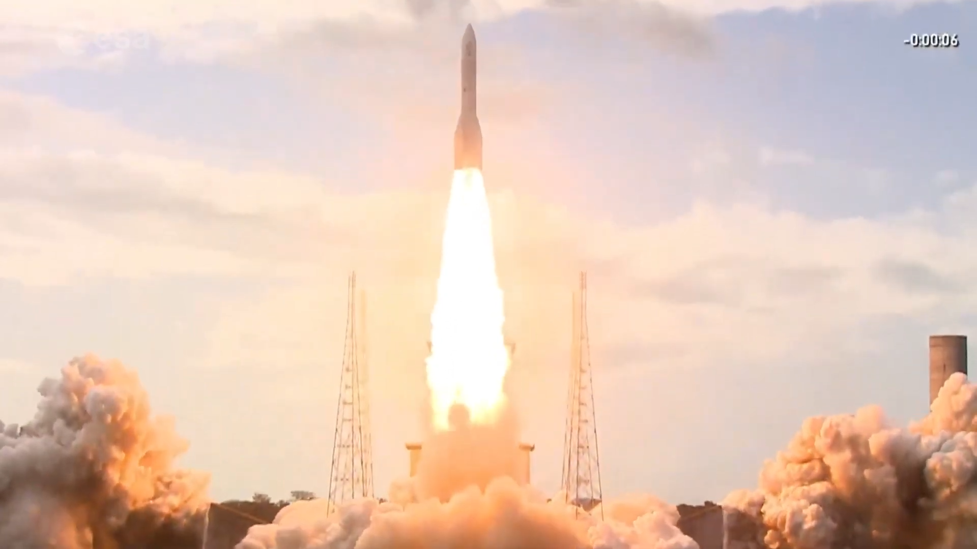 La fusée Ariane 6 réussit son premier décollage, en Guyane