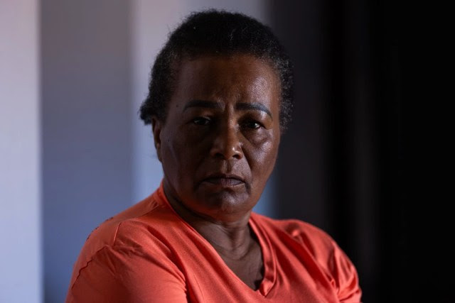 Retrato de mulher em Goiás, afetada pela construção de hidrelétrica, em luta por reparação há duas décadas.