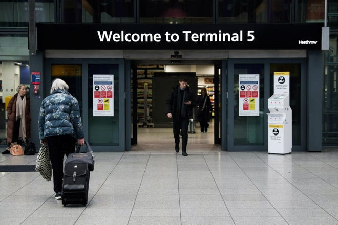 El público llega y sale de la Terminal 5 del Aeropuerto de Heathrow en Londres, Gran Bretaña, el 5 de diciembre de 2023. REUTERS/Alishia Abodunde