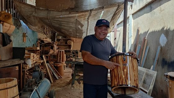 Servio Gudiño, el hacedor de tamboras que mantiene la gaita zuliana entre las nuevas generaciones