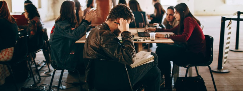 Ragazzi che studiano disposti intorno a un tavolo