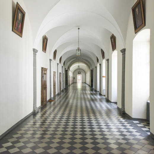 Les couloirs de l’Abbaye de Saint-Maurice le 25 juin 2015. l’Abbaye de Saint-Maurice d'Agaune a ete fondee en 515 sur le tombeau des saints martyrs thebains Maurice et ses compagnons. Elle est une Congregation de Chanoines reguliers de saint Augustin active dans la liturgie et le ministere des paroisses, de l’enseignement et des missions. L'histoire commence avec l’acceptation du martyre par saint Maurice et ses compagnons entre 280 et 290. Les fouilles ont revele qu’une premiere basilique a ete erigee vers 380. (KEYSTONE/Olivier Maire)