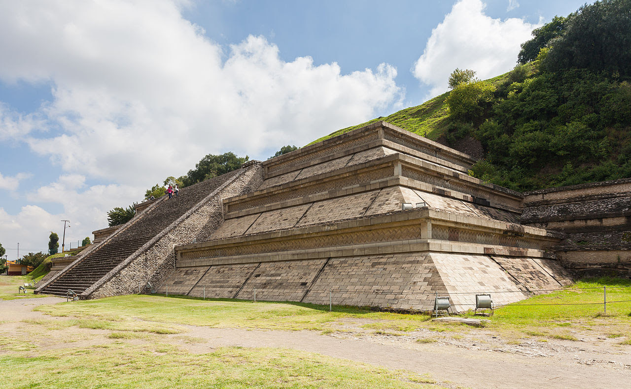Un gran elemento muy decorado con una escalinata central preside el conjunto arqueológico.