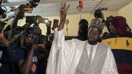 Election présidentielle au Sénégal : qui est Bassirou Diomaye Faye, le candidat antisystème qui s'apprête à prendre la tête du pays ?