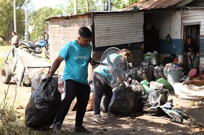 Familia relocalizada en La Plata como parte del programa de recuperación de espacios verdes del intendente Alak