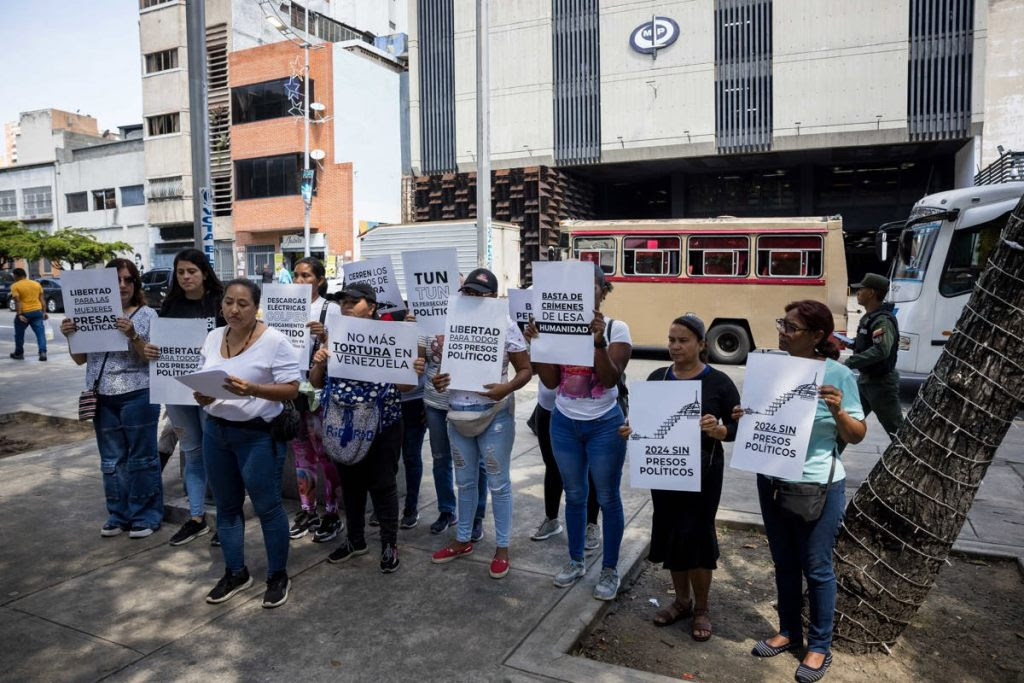 Familiares de detenidos en la crisis poselectoral en Venezuela exigen retirar los cargos