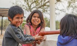 Niños y niñas en la Comunidad de Las Palmitas sacan agua de la cisterna.