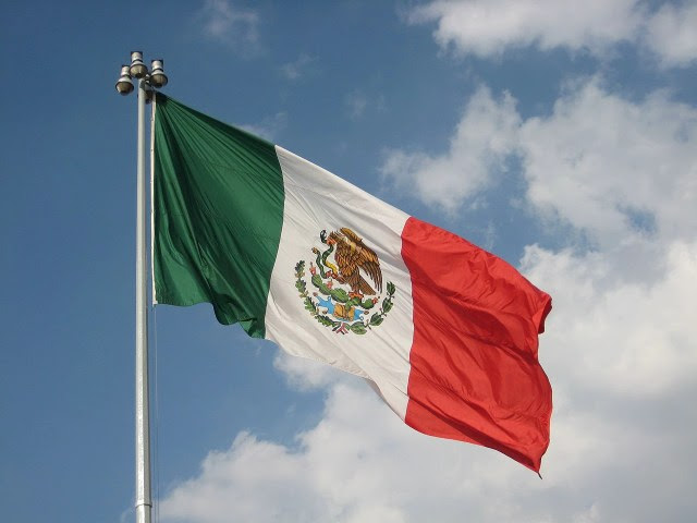 Bandeira mexicana no campus principal da Universidade Nacional Autônoma do México