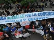 Estudiantes y docentes exigen sus derchos ante las medidas del Gobierno de Javier Milei.